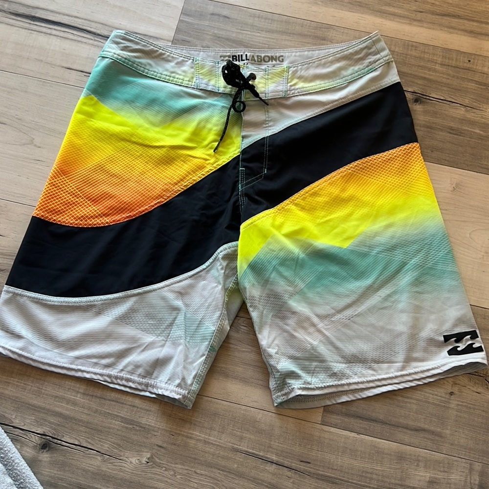 Like new size 32 Billabong men’s board shorts. No flaws